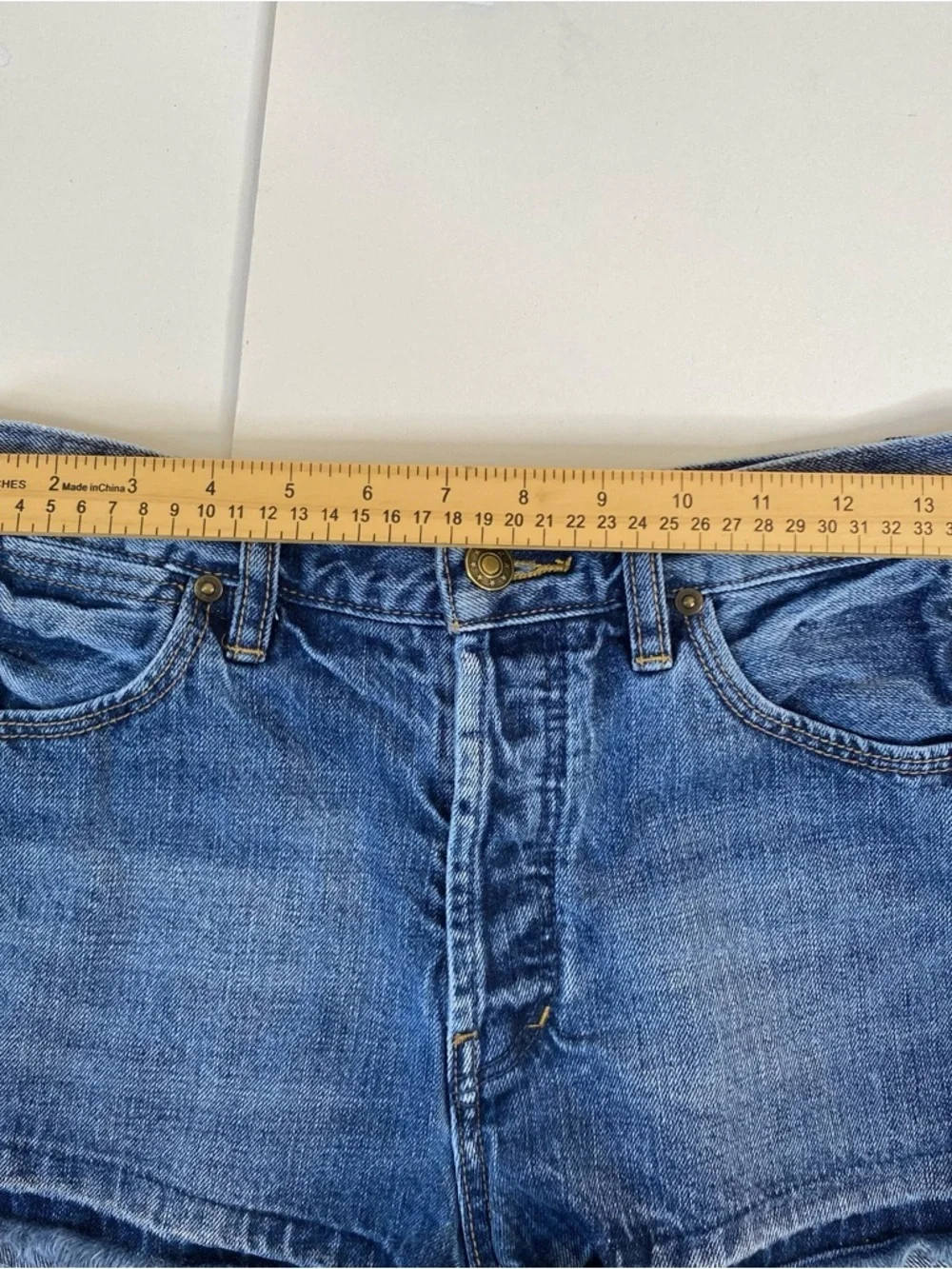 Free People Women’s Gowa Released Hem Cutoff High-Rise Denim Shorts Size 26